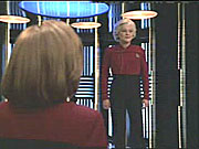 Admirl Janeway se penese na Voyager